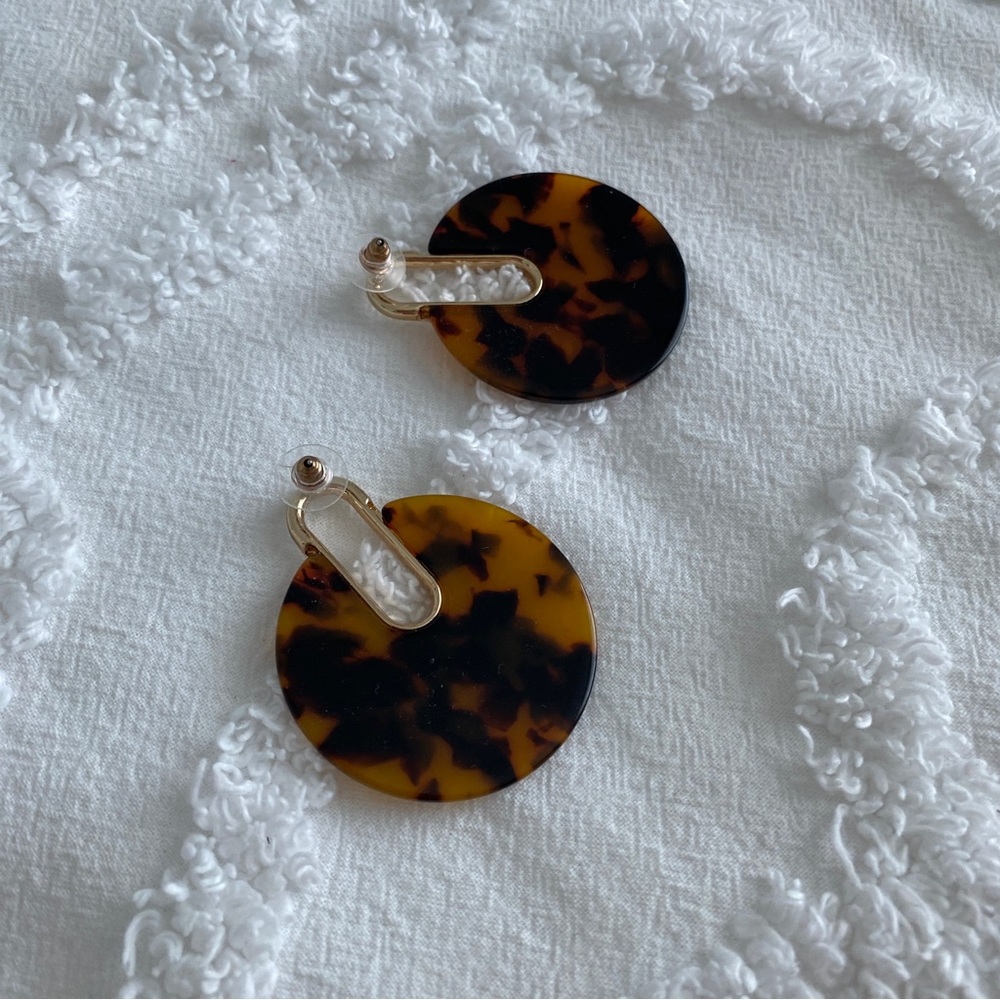 Tortoise Earrings ✨ - Picture 3 of 3